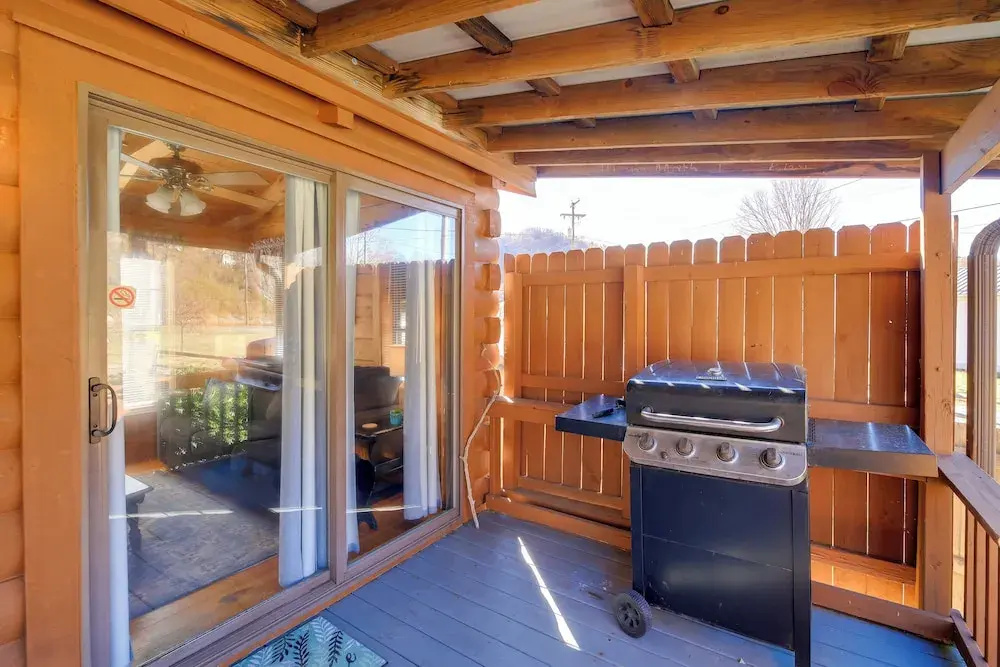 Pet-friendly Damascus Cabin w/ Deck & Mtn Views!