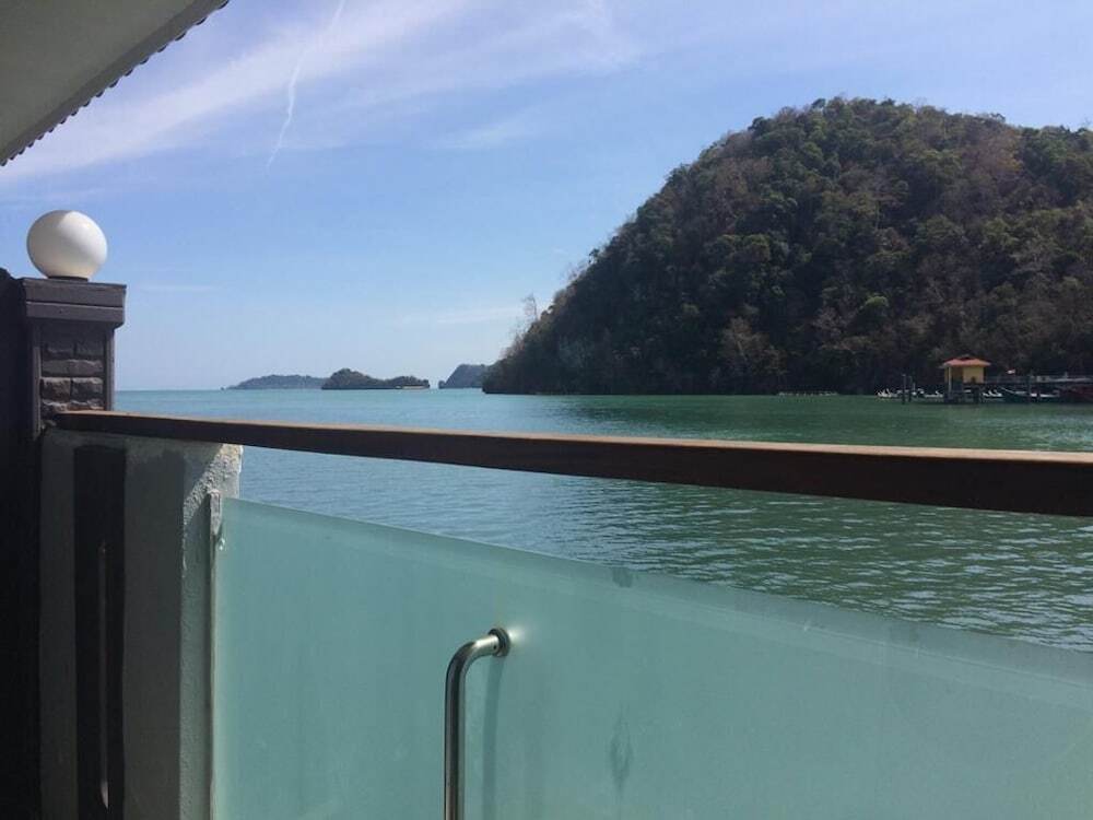 Penarak Bamboo Beach Motel