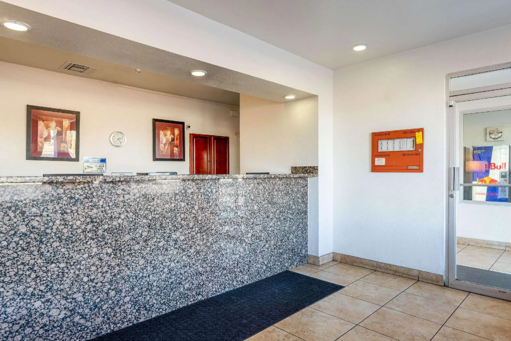 Econo Lodge Phoenix North I-17 - Tap to explore photos