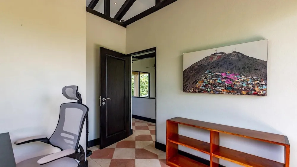 Huge, Breathtaking Hillside Home With Private Pool and Sweeping Views - фото 6