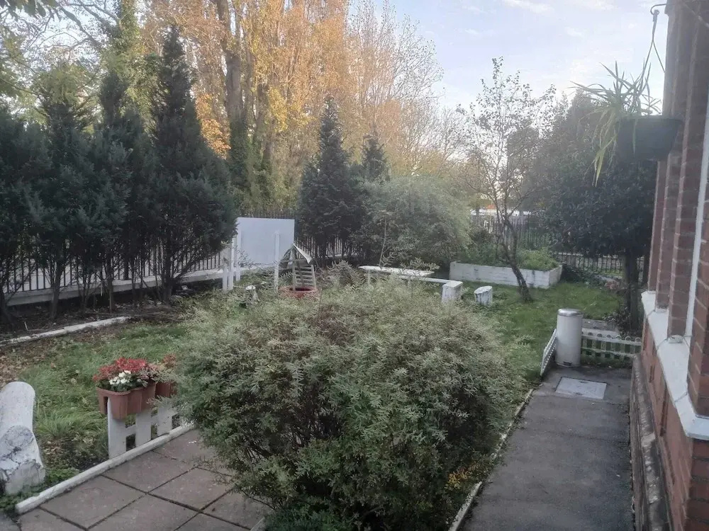 Ground-Floor Family Studio Apartment with Double and Single Beds – Free Parking