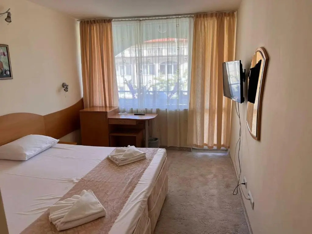Superior Double room with garden view (full double bed)