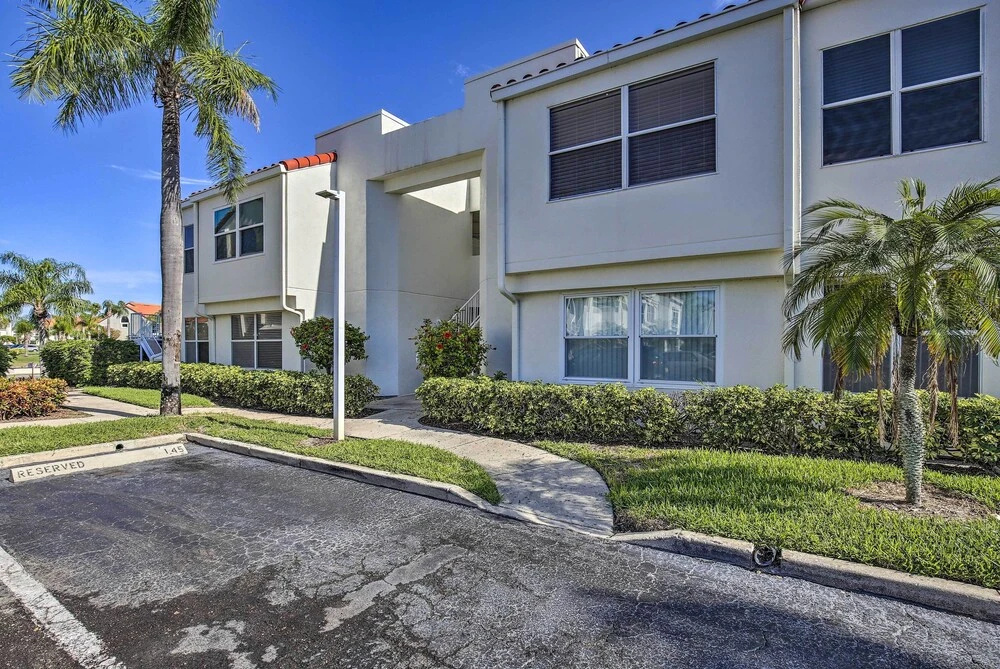 St Pete Condo w/ Heated Pool - 3 Miles to Beach!