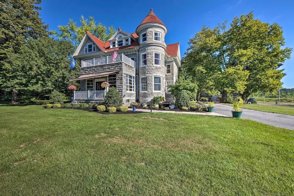 8 Mi to Hersheypark: Luxe Manor in Annville