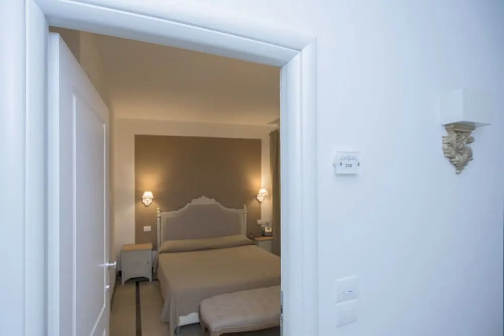 Classic Double room with balcony (full double bed)