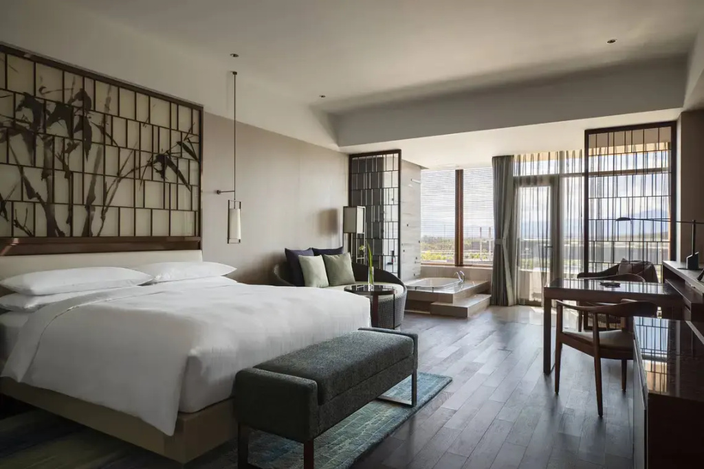 Deluxe Double room with balcony and with mountain view (full double bed)