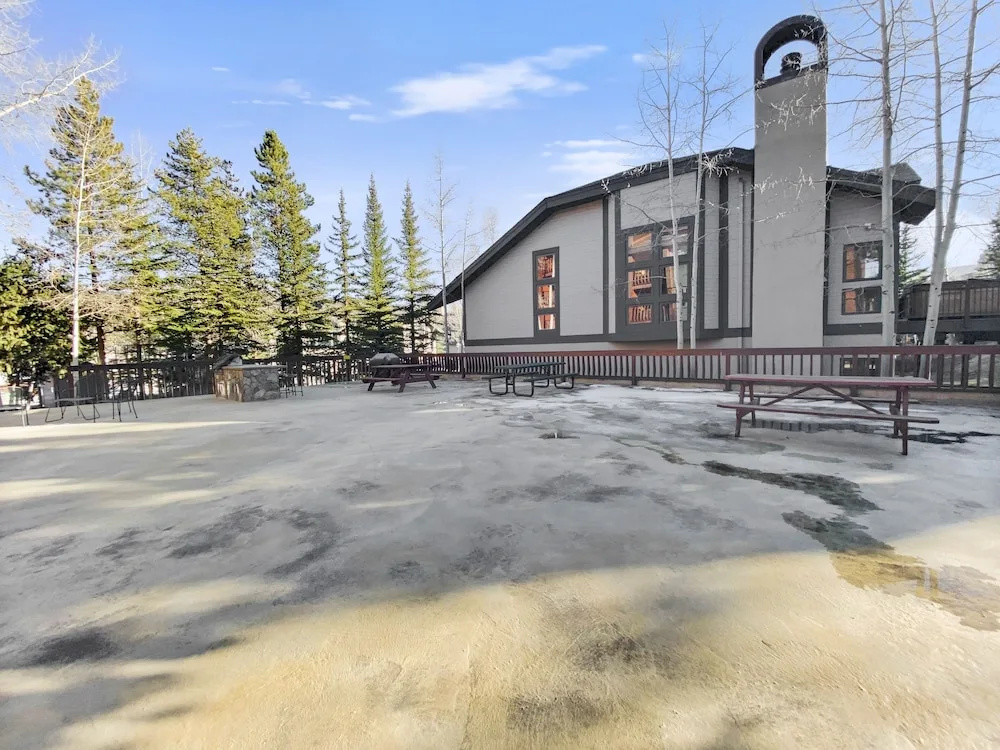 Cimarron 402 2 Bedroom Condo by RedAwning