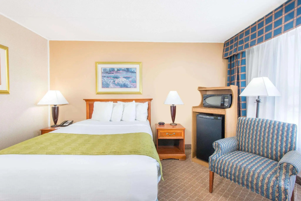 Ramada by Wyndham Cumberland Downtown - Chambres