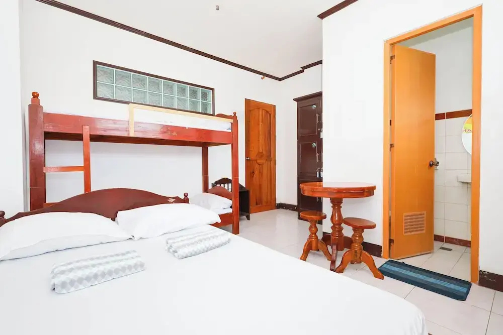 6 Bedrooms Standard Family room