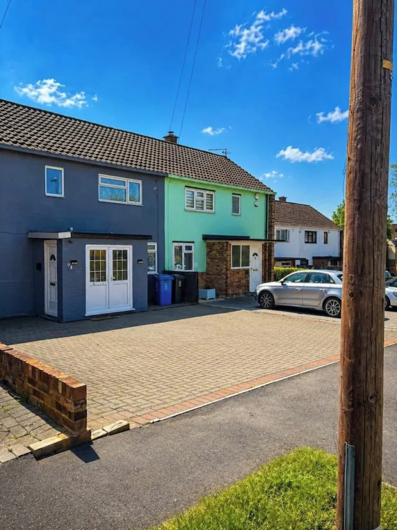 House Sleeps 10 With Parking and Garden