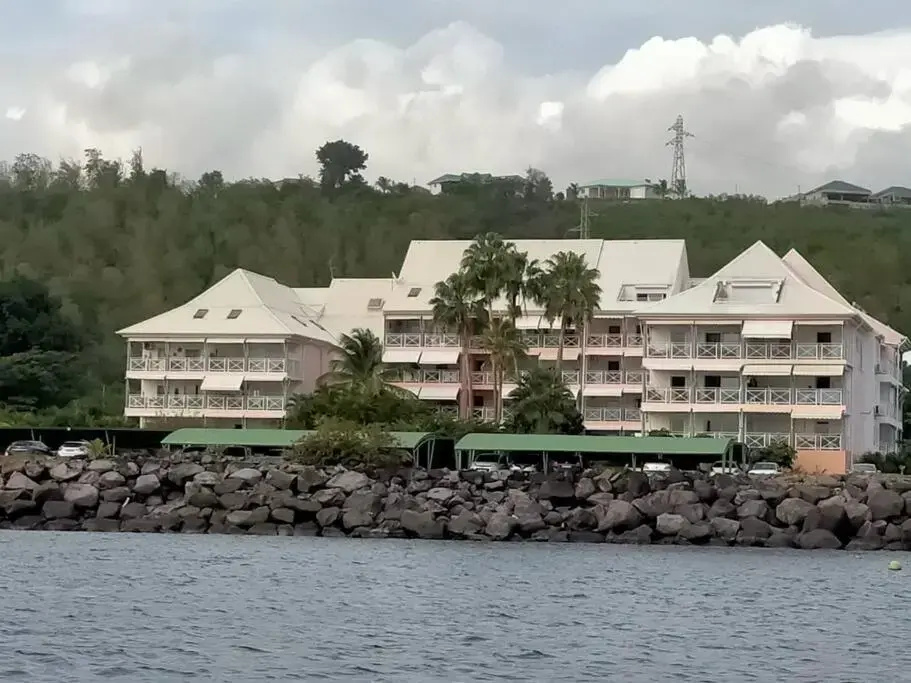 Bel appartement avec piscine, face à la mer