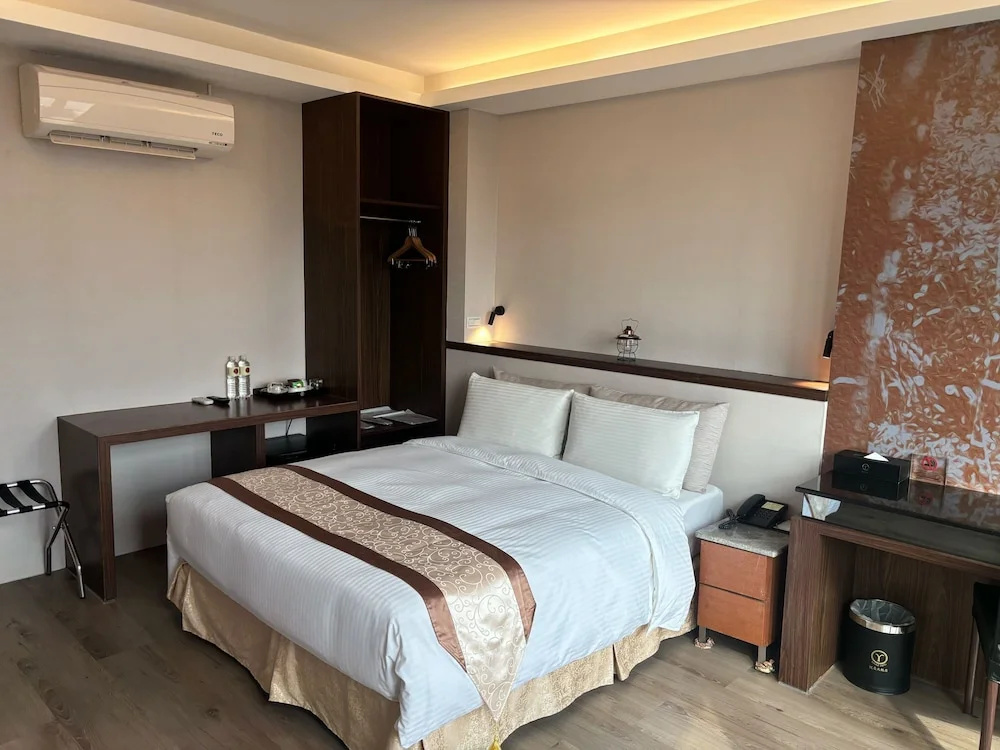 Deluxe Double room (full double bed)
