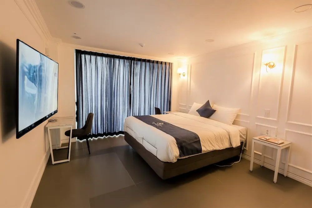 1 Bedroom Standard Double room with partial ocean view (full double bed)