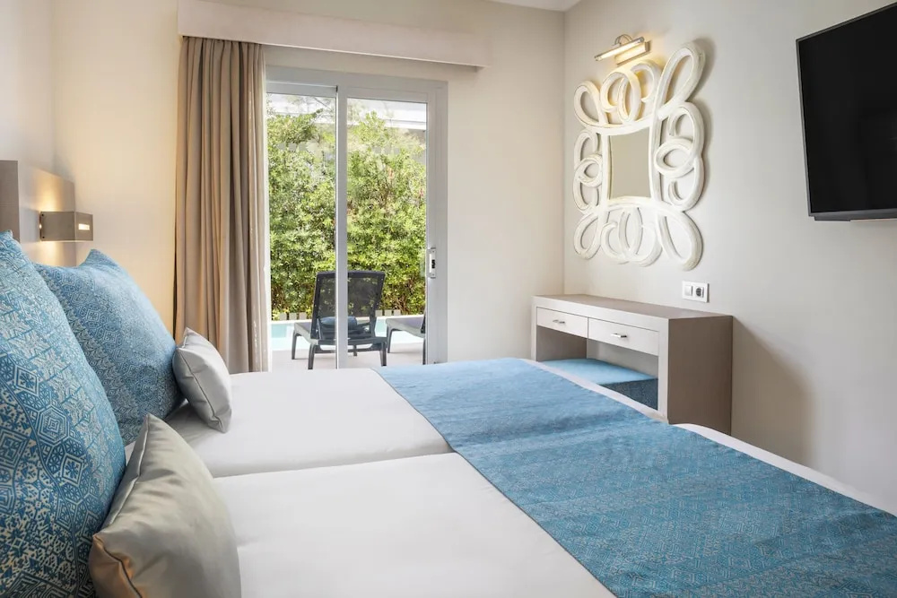 1 Bedroom Apartment with garden view