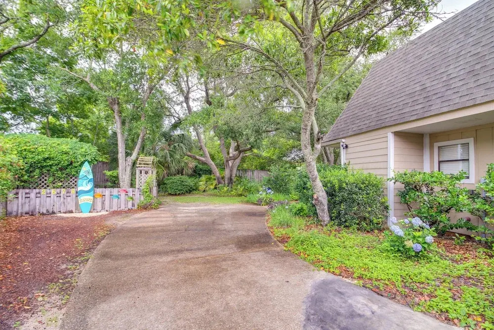 5 Mi to Pensacola Beach: Townhome w/ Yard!