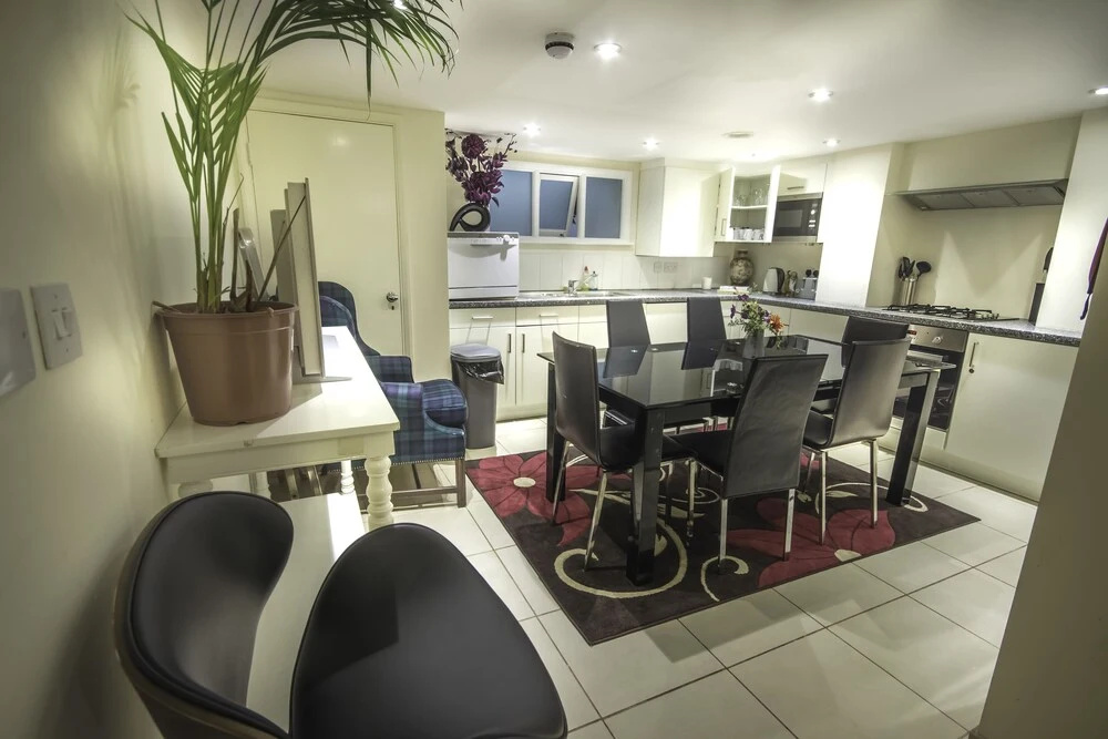 ROCH Lovely Townhouse 4 Bed 2 Bath