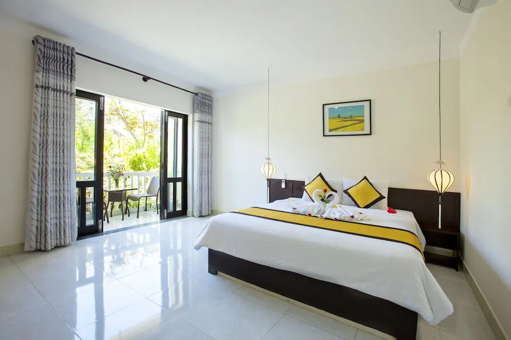 Deluxe Double room with balcony and with courtyard view (full double bed)
