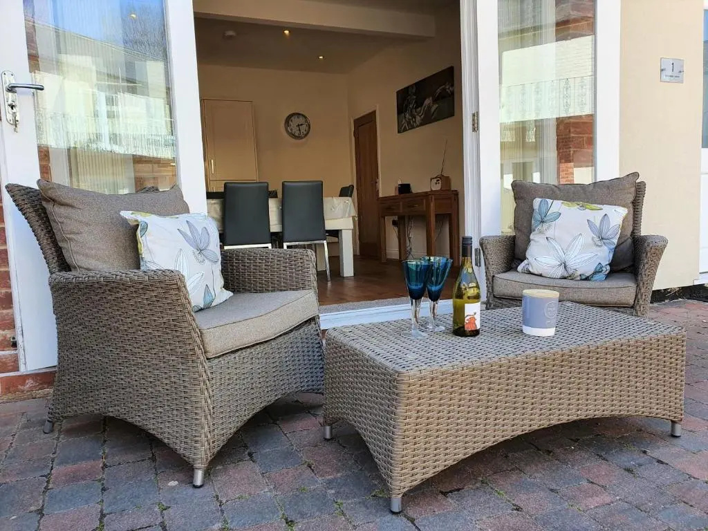 Seaside Mews - charming 2-bed cottage close to the sea