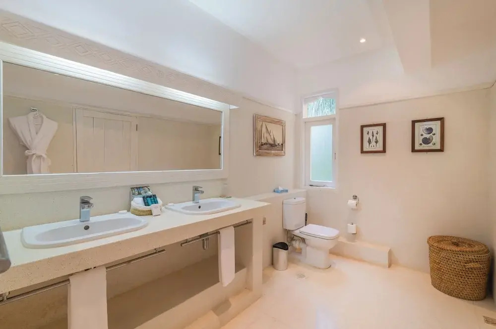 Amani Beachfront Villa by YourHost - фото 10