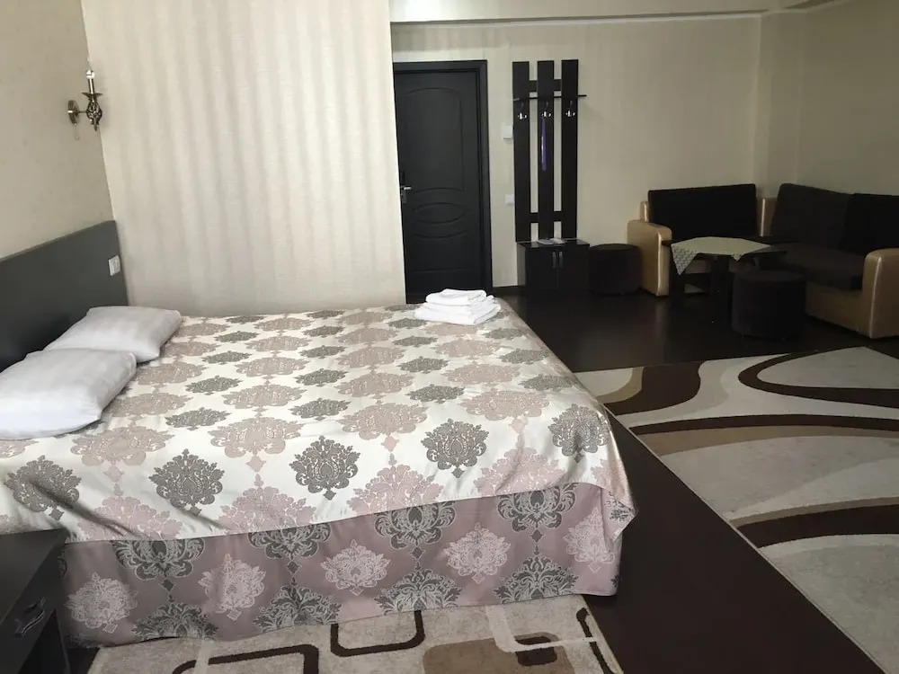 Люкс с красивым видом из окна в Home Hotel Astana