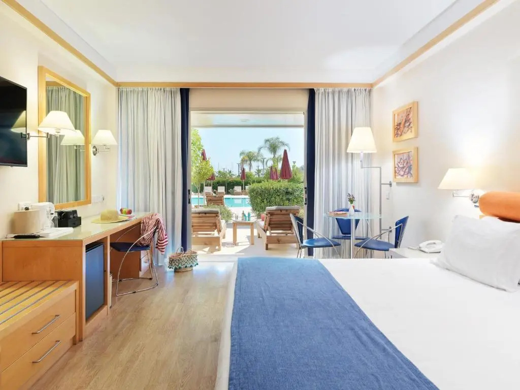 Executive Pool Level Double room with pool view (full double bed)