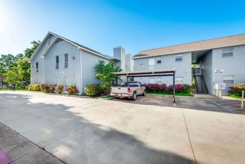 1BD Condo Pool South Irving I40