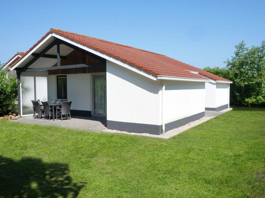 Comfortable Bungalow With Dishwasher Near the Beach