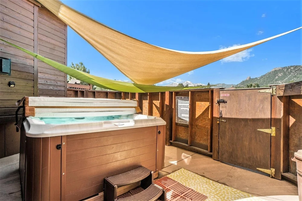 Solitude Beaver #3 - Estes Park 2 Bedroom Condo by RedAwning