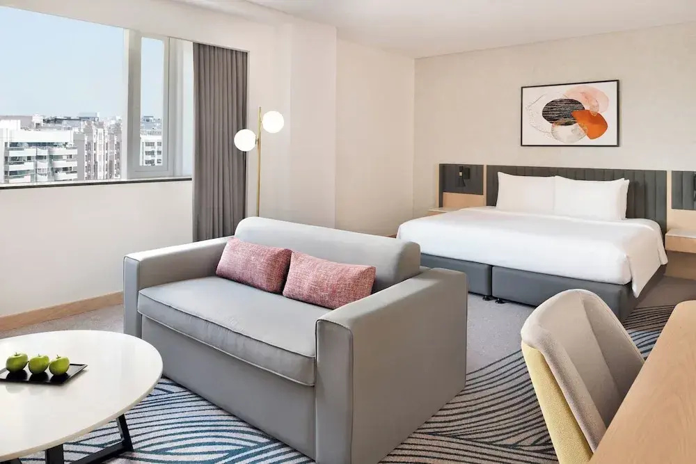 Двухместный полулюкс Top Floor (двуспальная кровать) в Crowne Plaza Dubai Jumeirah an IHG Hotel