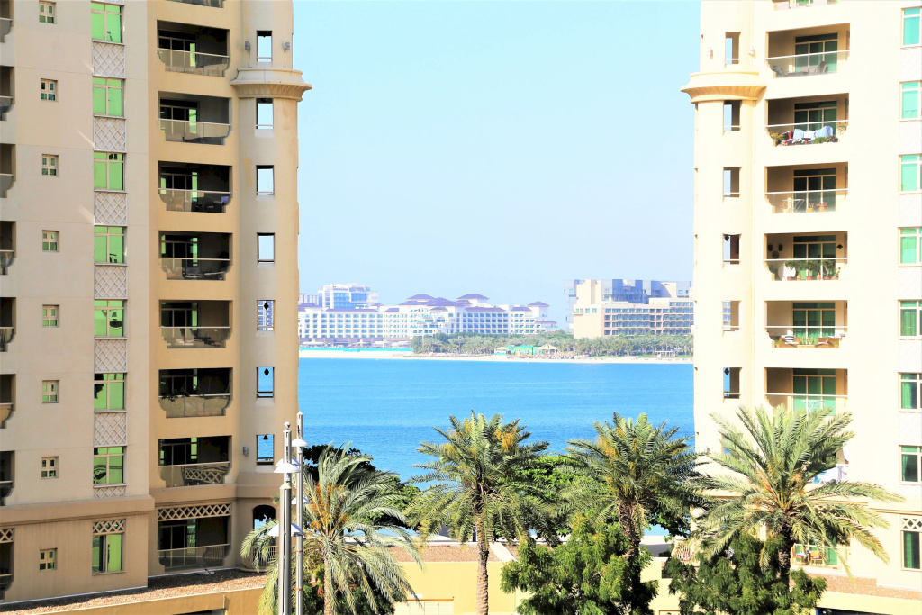 Luxury Stay at the Palm Shoreline Dubai