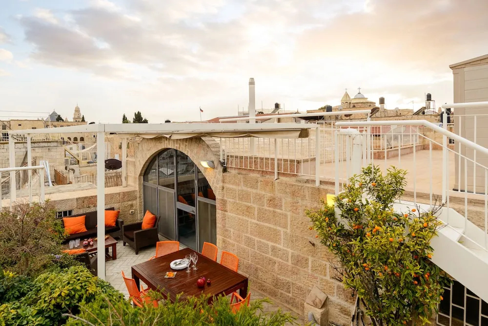 Luxury Duplex with Rooftop by FeelHome