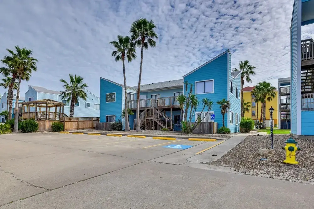 Padre Island Condo w/ Pool Access - Walk to Beach!