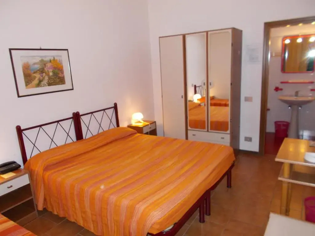 Standard Triple room