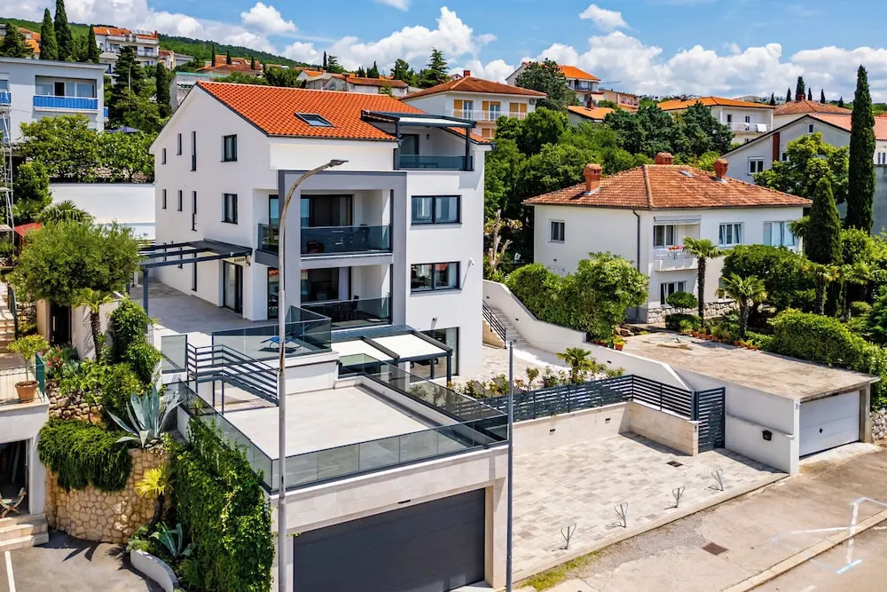 Luxury Pool Apartment With Sea View