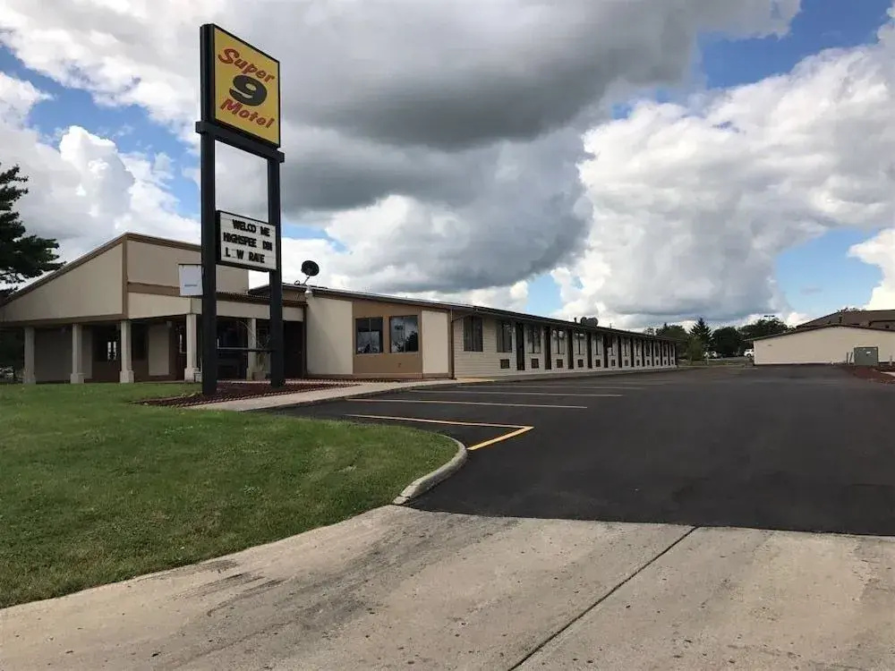 Super 9 Motel