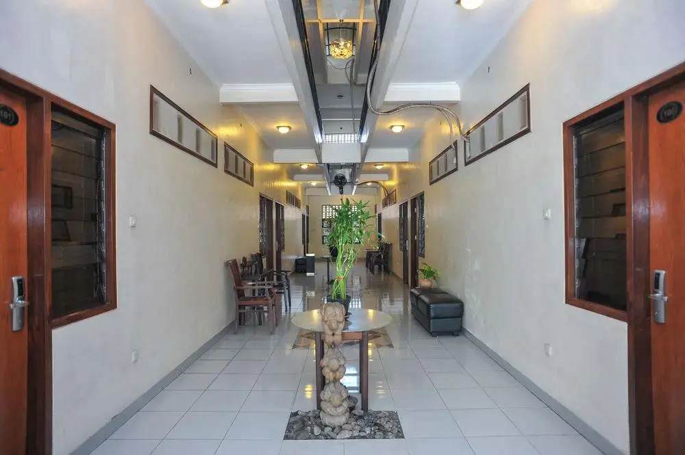 Lobby & Reception