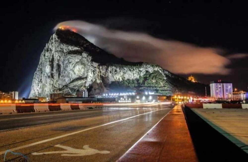 60ft Motor Yacht in Ocean Village Gibraltar - фото 9