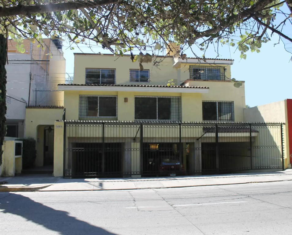 Condominio junto a la cañada Eca do Queiros
