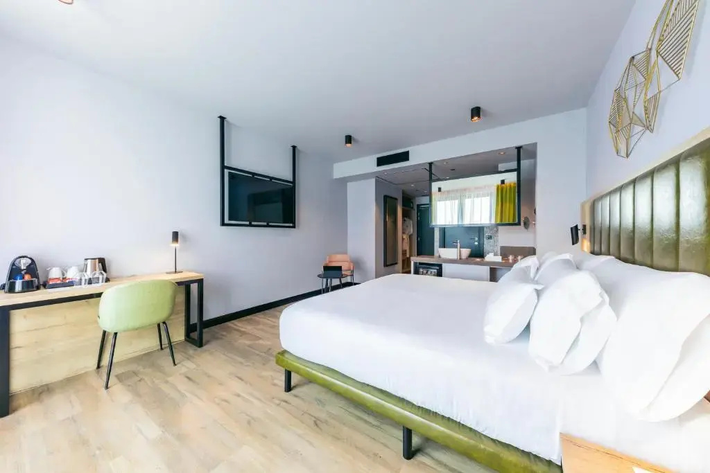 Deluxe Double room with view (full double bed)
