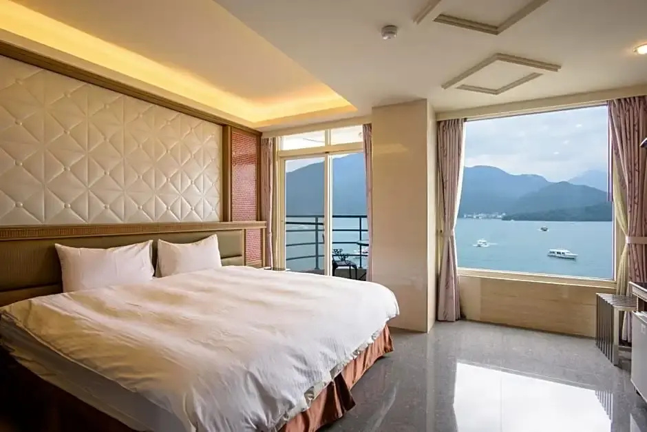 Standard Double room with balcony and with lake view full double bed