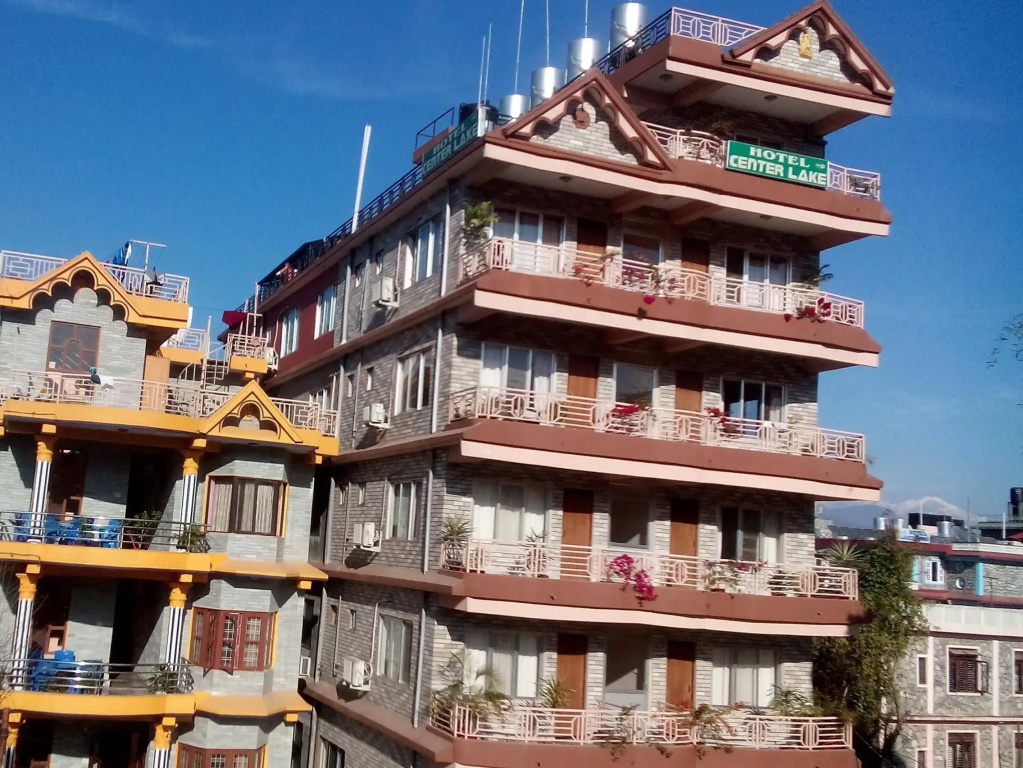 Hotel Center lake