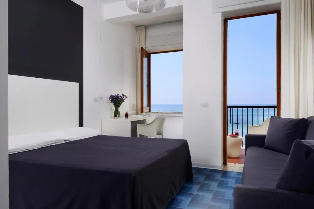 Standard Triple room with sea view
