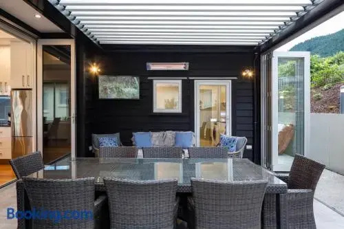 Mountain Vista - recently renovated beautiful home with spa pool