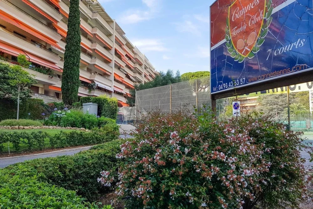 Bright Apartment near Croisette with terrace and parking by GuestReady