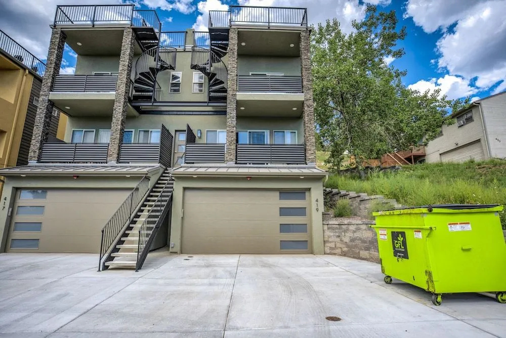 Mountain Views Modern Rooftop Patio w Fire Pit