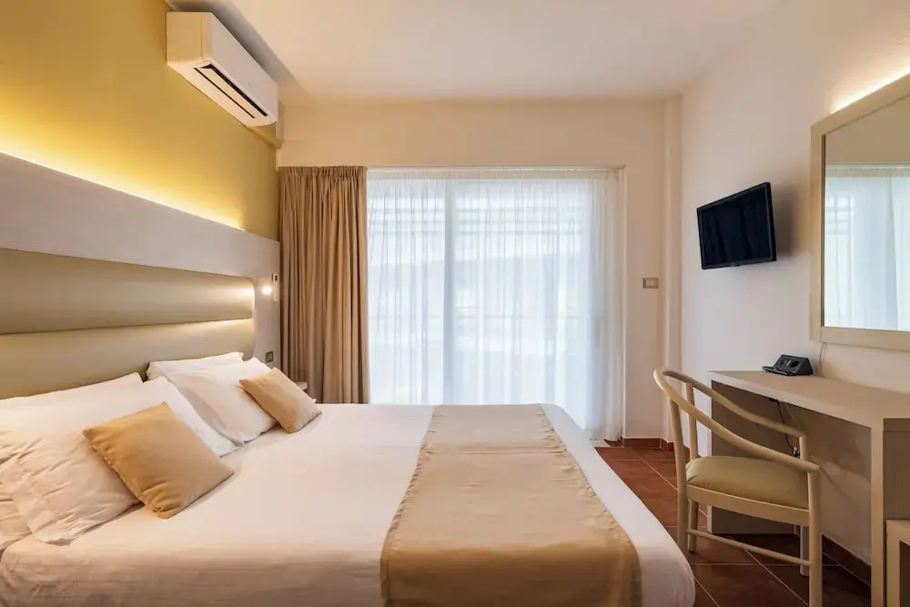 Standard Double room with balcony (full double bed)