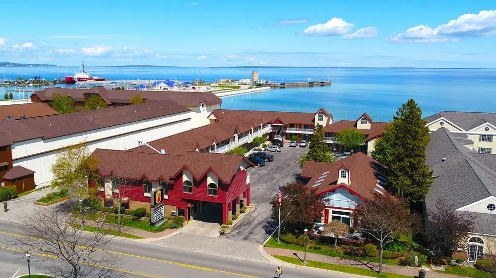 Super 8 Macknaw City/Beachfront Area
