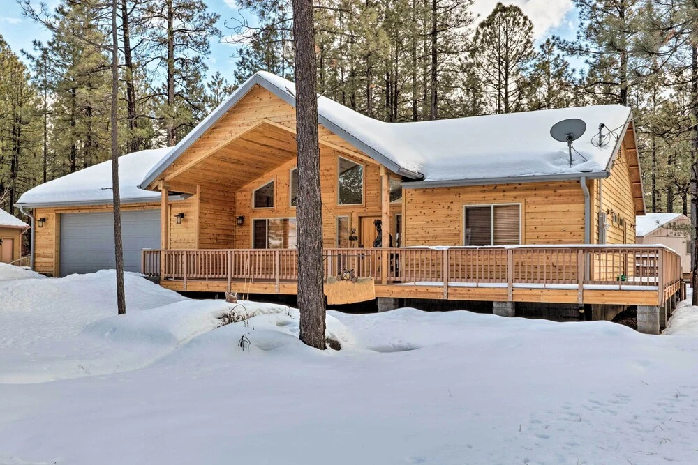 < 3 Mi to Pinetop Country Club: Luxe Cabin w/ Deck