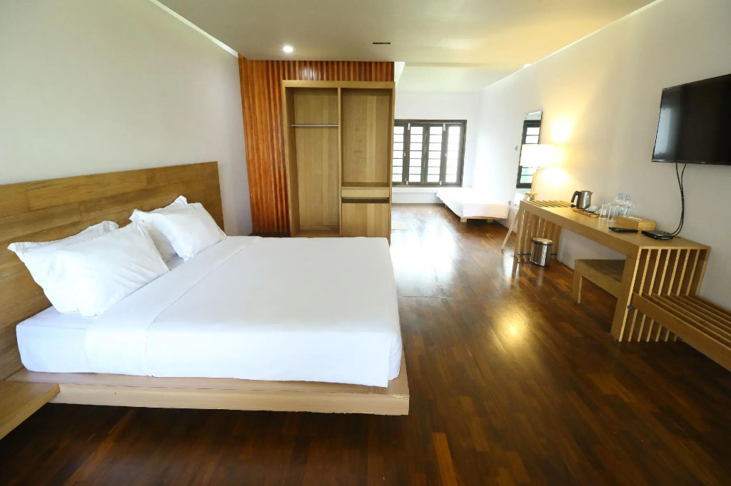 Deluxe Double room (full double bed)