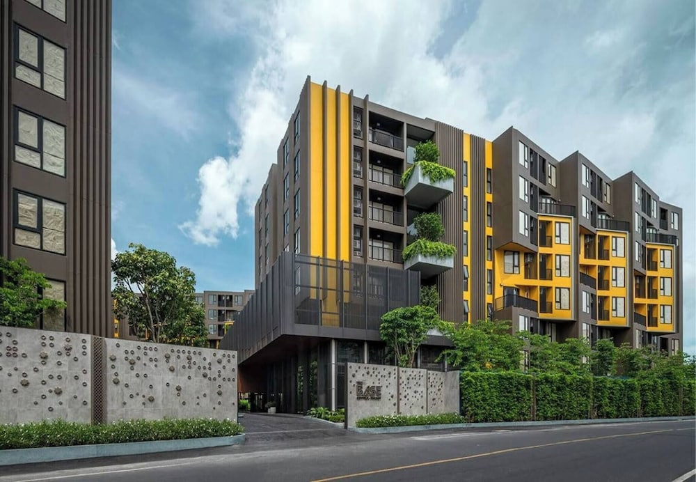 Friendly 2BR in Phuket Central With Pool & gym